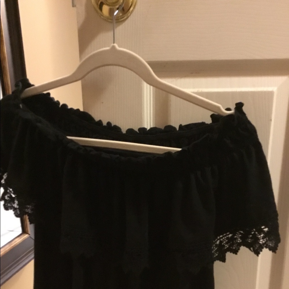 American Rags Black off the shoulder top Sz SL EUC